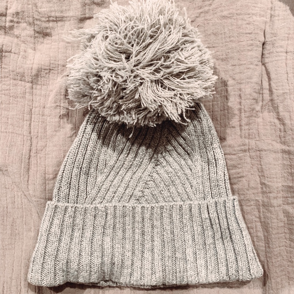 ⛄️🤍 NWOT GRAY POM POM HAT 🤍⛄️